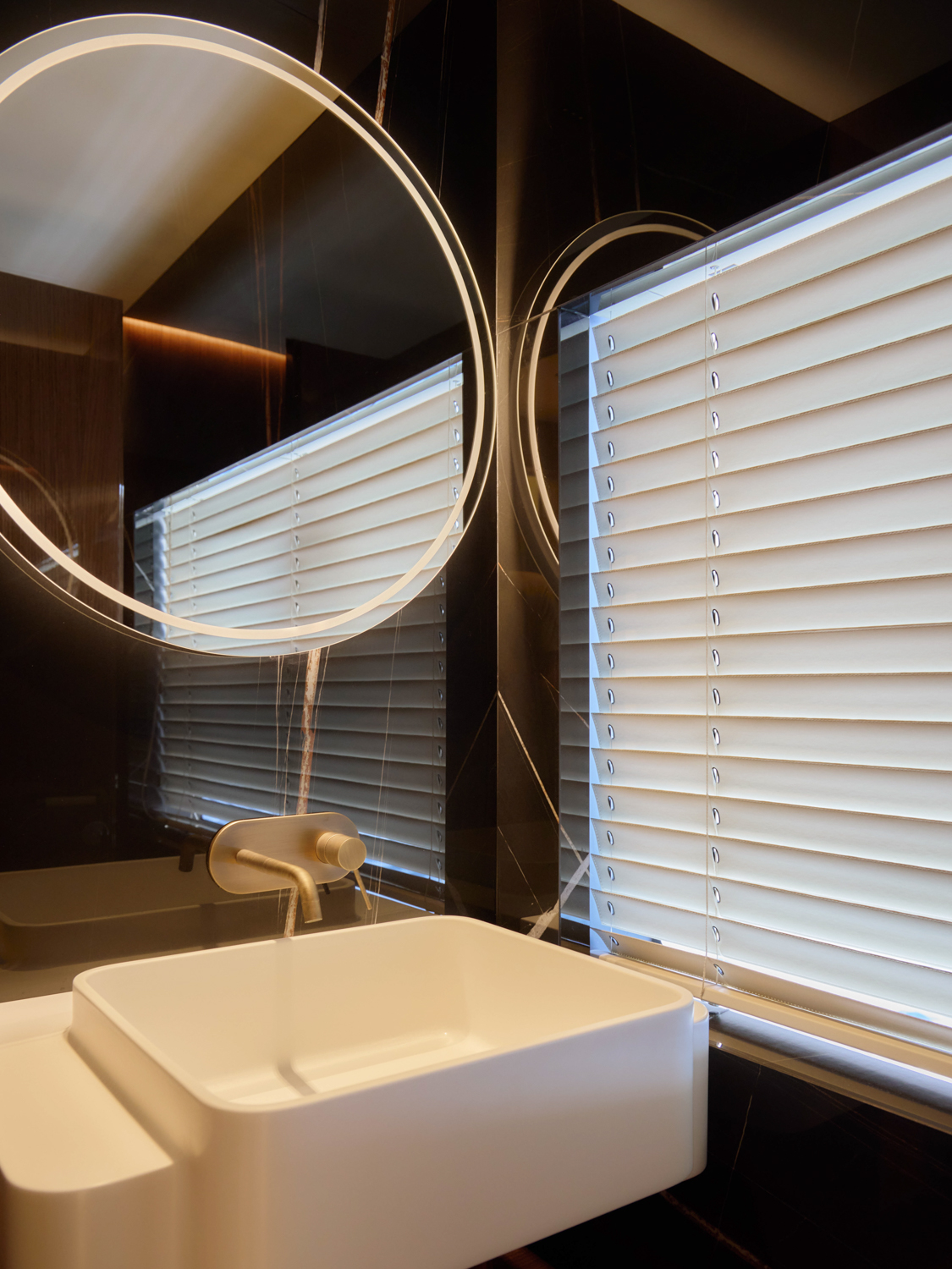 Round mirror and bathroom sink